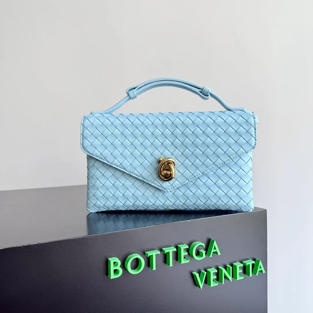 Batch 1660 BOTTEGA VENETA 2025 new product KNOT LOCK crossbody bag subverts the rigid lines of traditional tote bags, using drapey leather to create a three-dimensional silhouette that breathes. It has compartments and multiple card slots inside, making it a versatile commuter bag that can be used in various occasions. The details are full of exquisiteness, the casual retro color tone, and the upper body are full of elegance. Whether you are commuting or going out on the street, you can easily hold it. The two carrying methods of hand-carrying and long shoulder strap are very practical! At the same time, the shoulder strap is detachable, suitable for various dressing styles~ Whether it is a dinner party or daily commuting, it can be easily controlled and becomes your versatile tool❤️ Style number: 817191 Size: 25*16*5.5cm